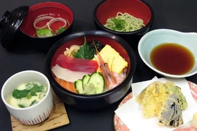 生ちらしハーフ丼セットの写真
