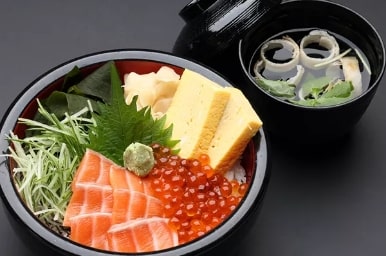 サーモンとイクラの親子丼の写真