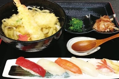 天ぷら讃岐うどんと寿司セットの写真